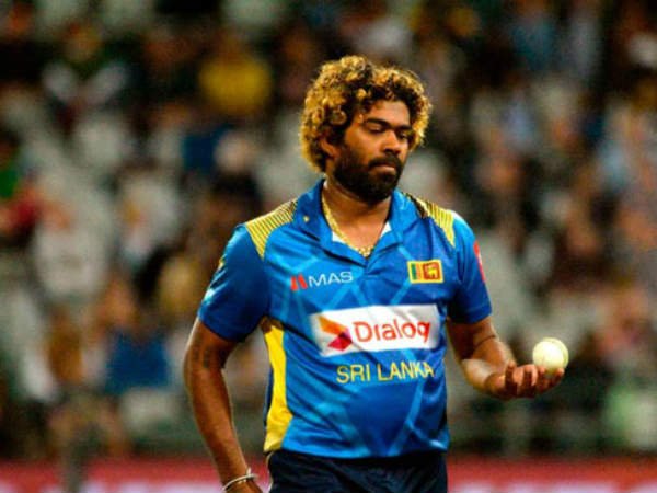 నాలుగు బంతులు.. నాలుగు వికెట్లు: నాలుగు బంతులు.. నాలుగు వికెట్లు: