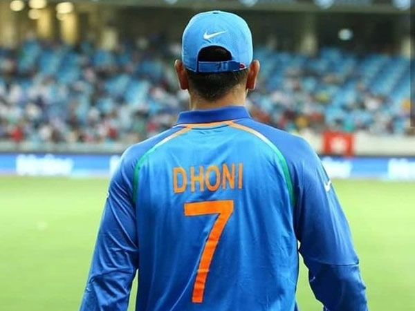 నెంబర్‌, పేరుతో కూడిన జెర్సీలు: 