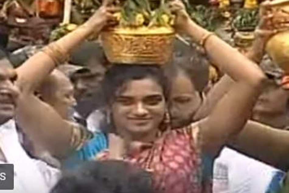 PV Sindhu Offers Bonam To Lal Darwaja Simhavahini Mahankali Temple PV Sindhu Offers Bonam To Lal Darwaja Simhavahini Mahankali Temple