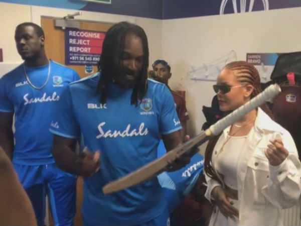 సెంచ‌రీ హీరోకు ఫ్ల‌యింగ్ కిస్‌..క్రిస్ గేల్‌కు హ‌గ్‌