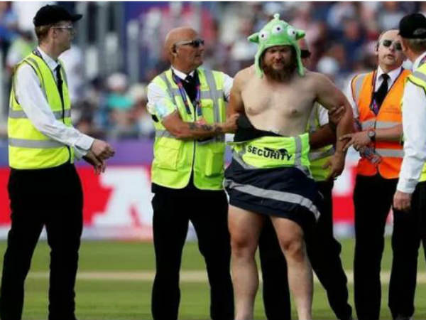 పిచ్‌పై పిచ్చిగా స్టెప్పులు..