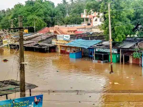 వరదల్లో ఈదుతూ: