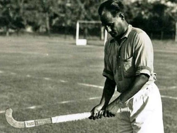 ప్రధాని మన్మోహన్ సింగ్ ఫైల్పై సంతకం చేసినా ప్రధాని మన్మోహన్ సింగ్ ఫైల్పై సంతకం చేసినా