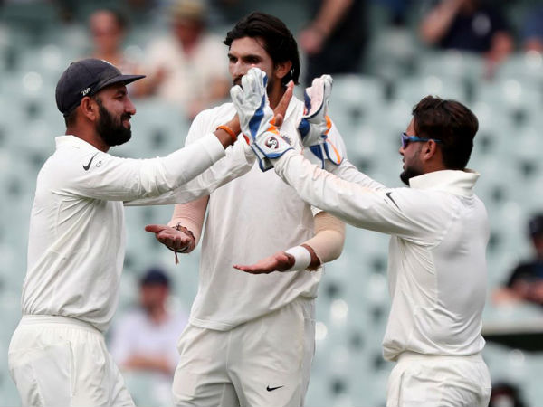 నాలుగు వికెట్లు పడగొట్టిన రోచ్