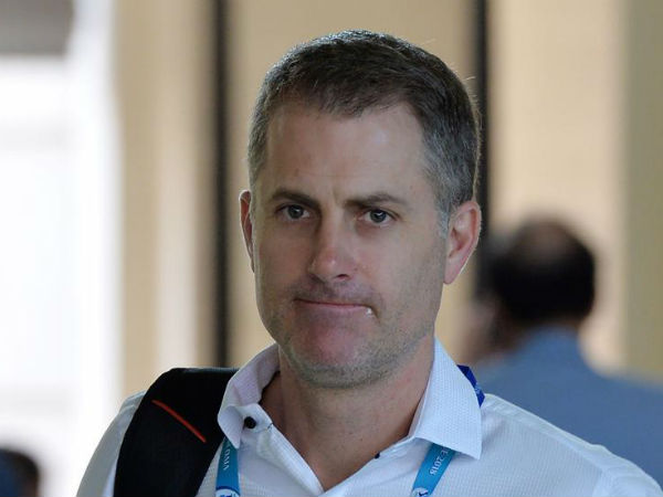 ఆటగాళ్లతో కలిసి ఆటగాళ్లతో కలిసి