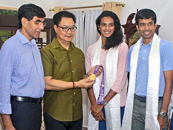 కిరణ్‌ రిజిజును కలిసిన సింధు: