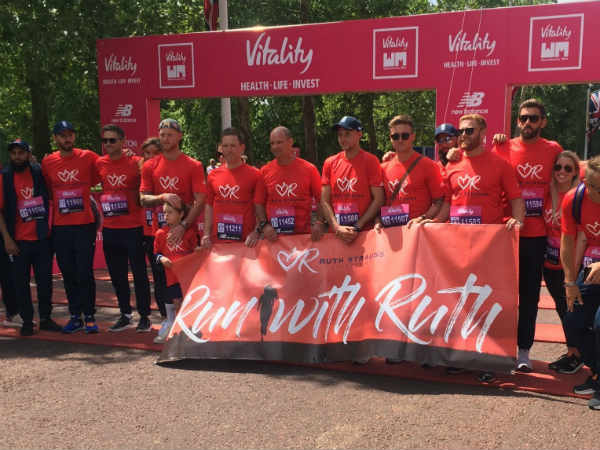 ప్రేక్షకులను సైతం ఎరుపు రంగు దుస్తుల్లో