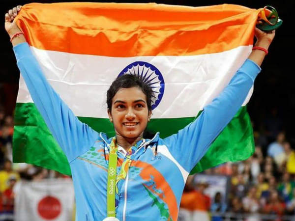 సింధు విజయాన్ని ఆస్వాదిస్తూ