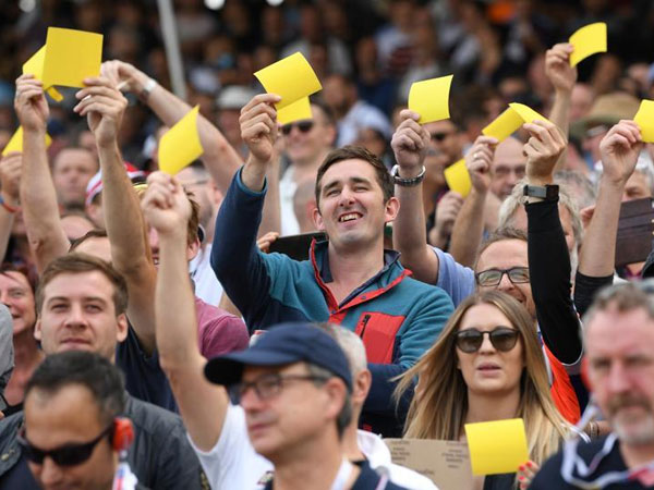 శాండ్‌పేపర్‌ చూపిస్తూ: