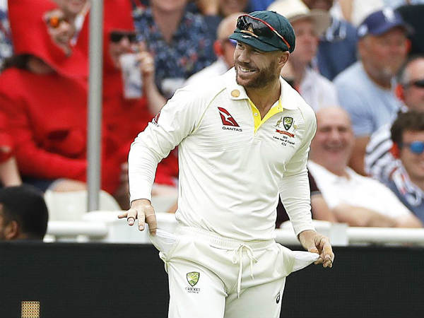 శాండ్‌పేపర్‌ చూపిస్తూ: