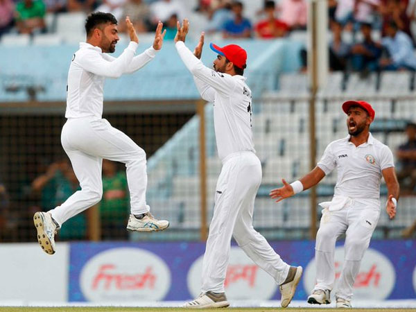 తొలి ఇన్నింగ్స్‌లో ఐదు వికెట్లు తీసిన రషీద్ ఖాన్