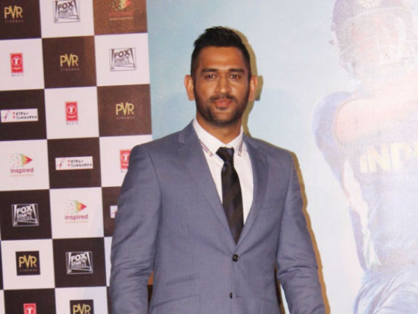 ధోని నికర ఆదాయం, జీతం: