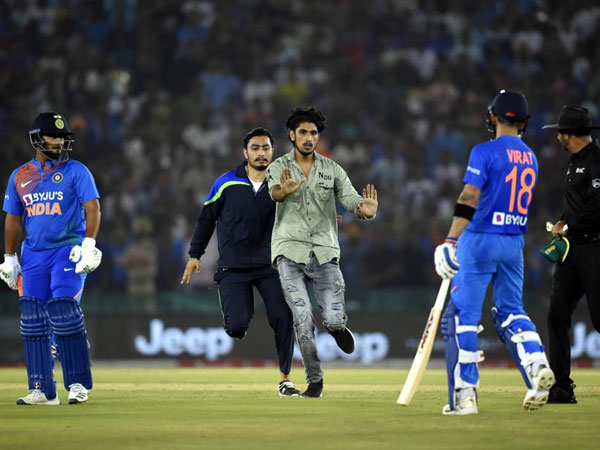 మైదానంలోకి దూసుకొచ్చిన అభిమాని