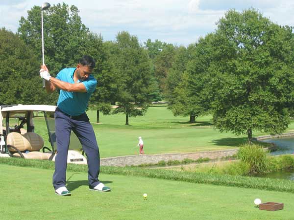 బ్యాట్ వదిలి గోల్ఫ్‌ స్టిక్‌ పట్టిన ధోనీ: