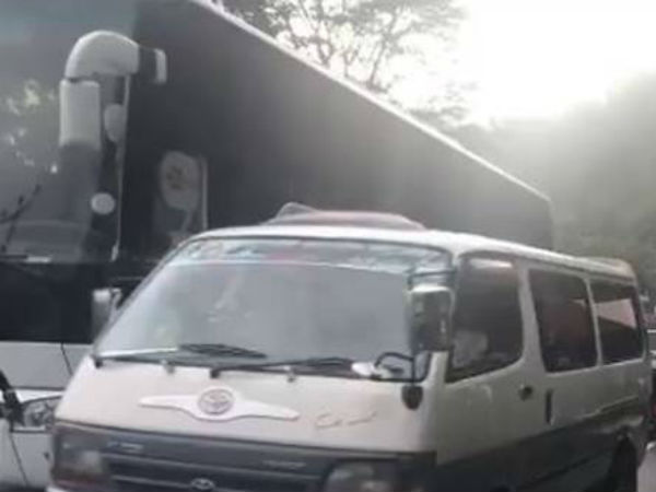  క్యాండీకి ప్రత్యేక బస్సులో: