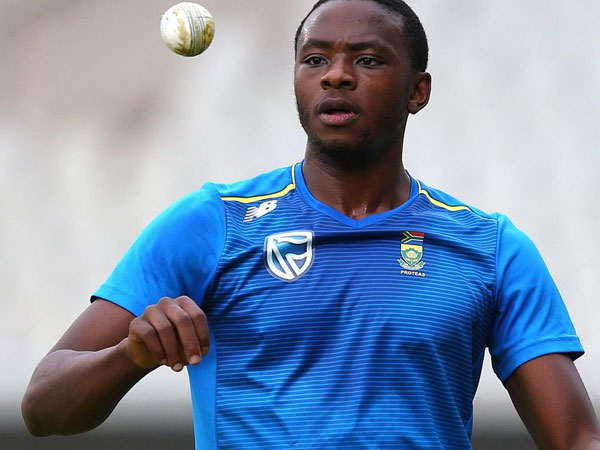 బుమ్రా బంతితో అద్భుతాలు చేస్తున్నాడు: