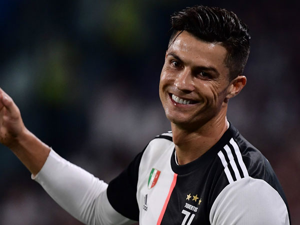 ఓవర్‌హెడ్‌ గోల్‌ చేసేందుకు