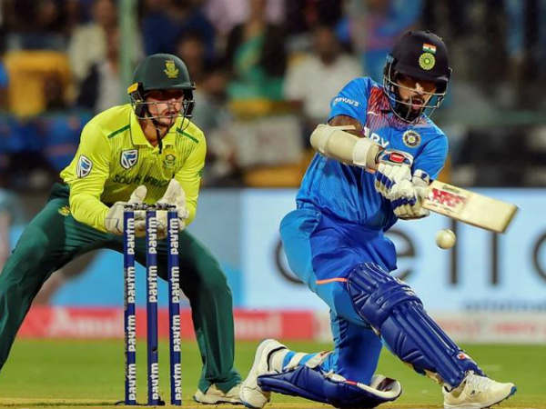 డీకాక్, ధావన్ మైలురాళ్లు