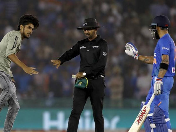 మైదానంలోకి అభిమాని: