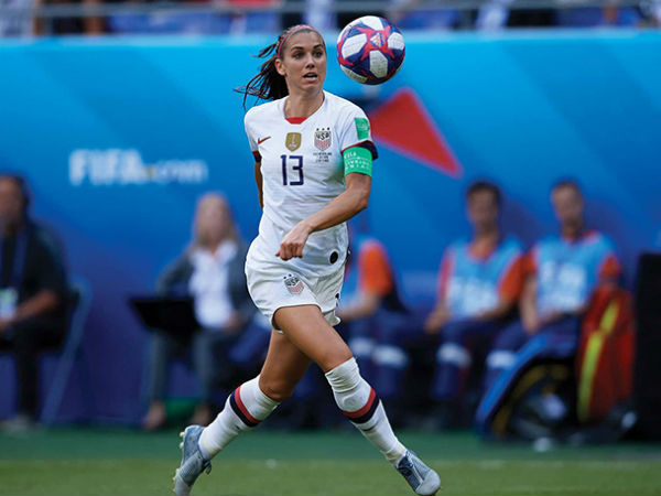 16 మంది ప్లేయర్లలో అలెక్స్ మోర్గాన్ 