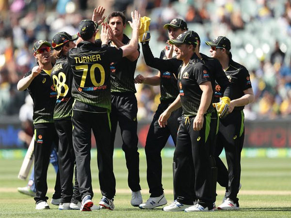 ఆసీస్ బౌలర్ల విజృంభణ: