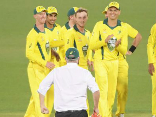 శీతల పానీయాల పెట్టెతో మైదానంలోకి: