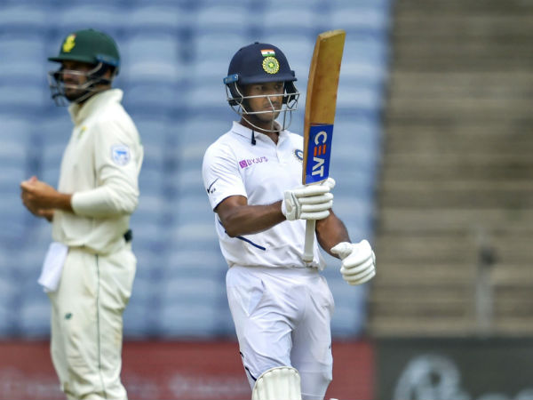 వికెట్‌పై కాస్త తేమ ఉంది