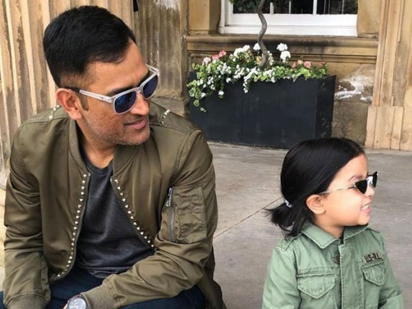 కారును శుభ్రం చేసిన జీవా