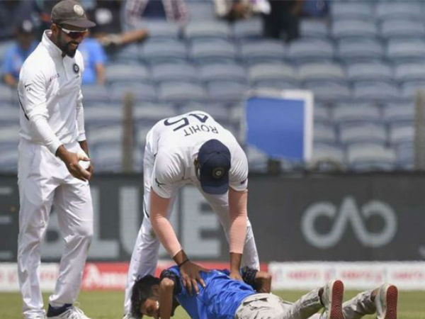 ముద్దుపెట్టేందుకు ప్రయత్నం: ముద్దుపెట్టేందుకు ప్రయత్నం: