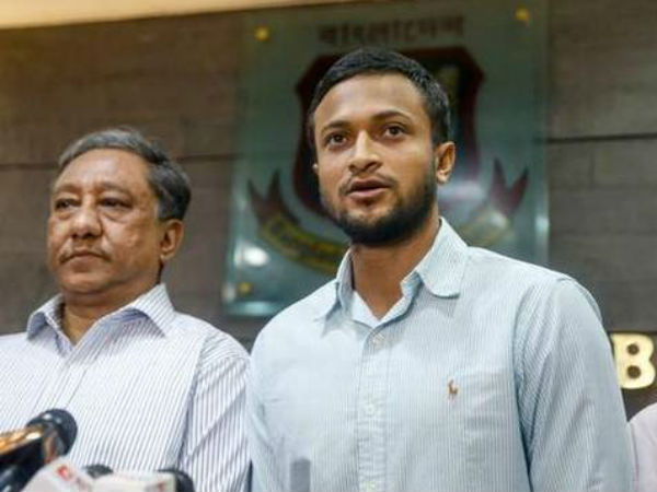 నిషేధాన్ని వెంటనే ఎత్తివేయాలంటూ అభిమానుల ర్యాలీ