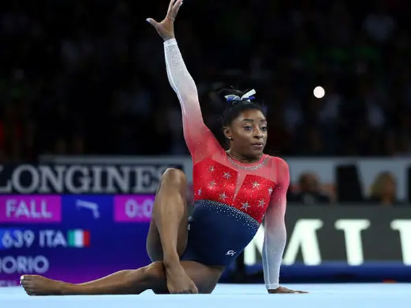 శరీరాన్ని రెండుసార్లు బ్యాక్‌ ఫ్లిప్‌ చేస్తూ