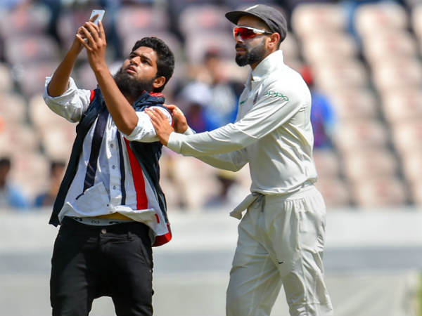 మైదానంలోకి దూసుకొచ్చిన అభిమాని: