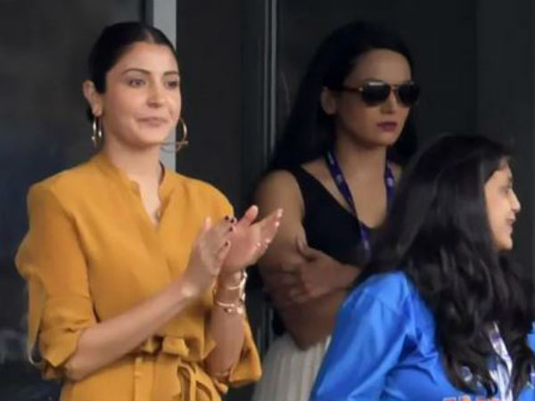  అనుష్కకు టీ కప్పులు అందించారు