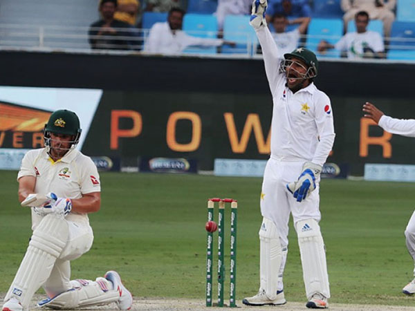 వకార్ యూనిస్ ప్రస్తావన