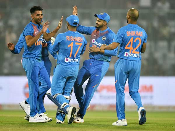 హ్యాట్రిక్‌తో సహా ఆరు వికెట్లు