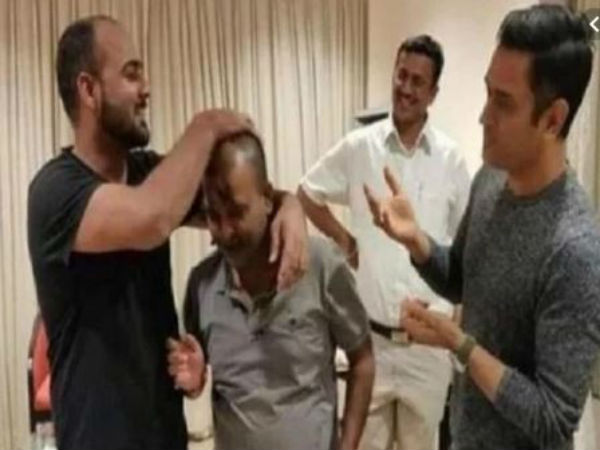 స్నేహితులతో ధోనీ చిల్‌: 