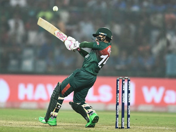 ముష్ఫికర్‌ 6 పరుగుల వద్ద ఉన్నప్పుడే