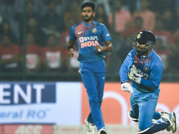 అనుభవమేలేమి బౌలింగ్: