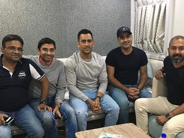 స్నేహితులతో ఫామ్‌హౌజ్‌లో