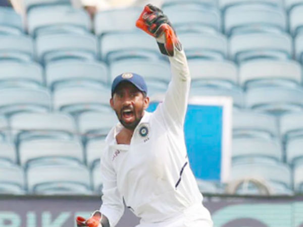 100 ఔట్లు చేసిన సాహా