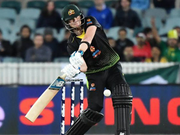 అనూహ్య రీతిలో స్టీవ్ స్మిత్ ఔట్