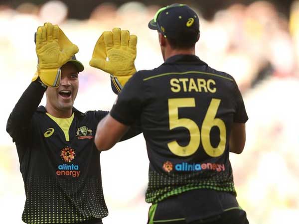 తొలి బంతికే మిచెల్ స్టార్క్ 