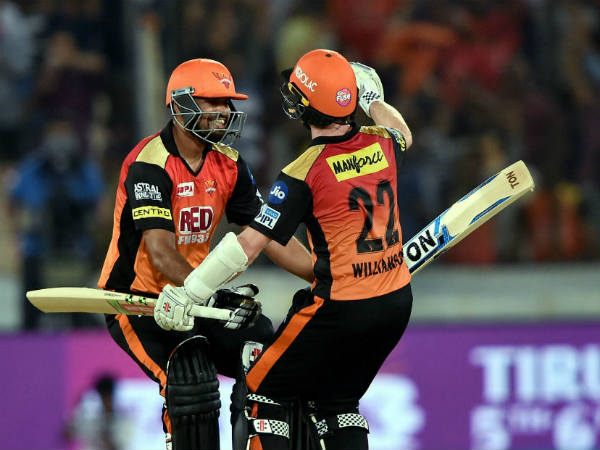 వేలానికి విడుదల చేసిన ఆటగాళ్లు