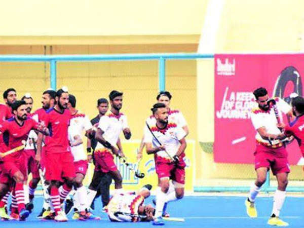 మైదానంలో పిడిగుద్దుల వర్షం: