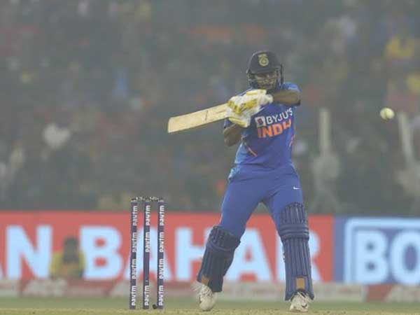 తొలి బంతికే బౌండరీ తొలి బంతికే బౌండరీ