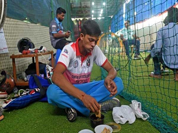 టెంట్‌లోనే మూడేళ్లు