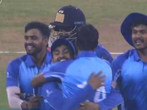 ఓ ఆటగాడిని సంప్రదించిన బుకీ