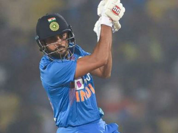 స్టేడియం బయట బంతి: