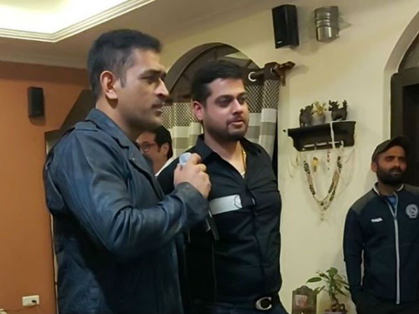  సింగర్‌గా మారిన ధోనీ: