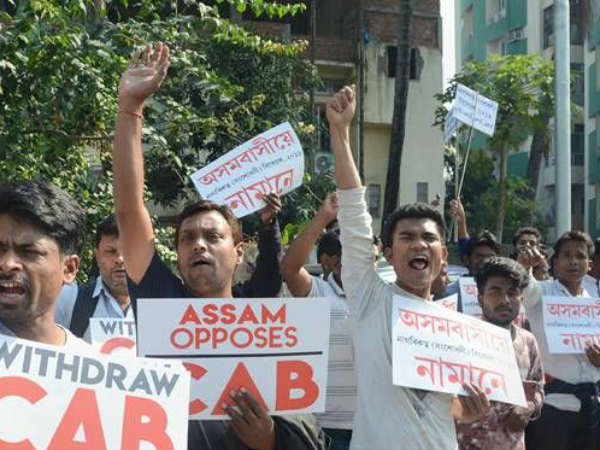 గువహటి ఎయిర్ పోర్టులో చిక్కుకున్న సీఎం 